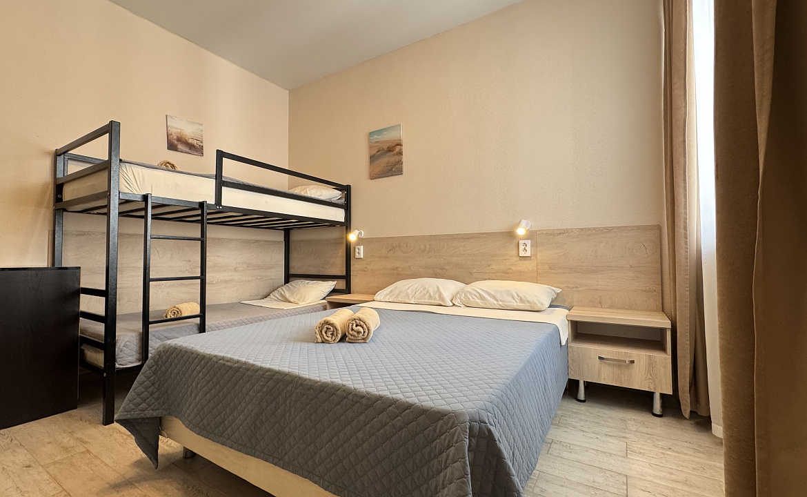 4-х местный номер с балконом. Гостевой дом «Акварель». Ольгинка