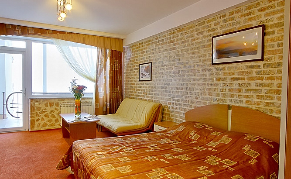 №21 КЛАССИЧЕСКИЙ ДВУХМЕСТНЫЙ НОМЕР С 1 КРОВАТЬЮ И БАЛКОНОМ. Отель «Яхт-клуб». Отрадное