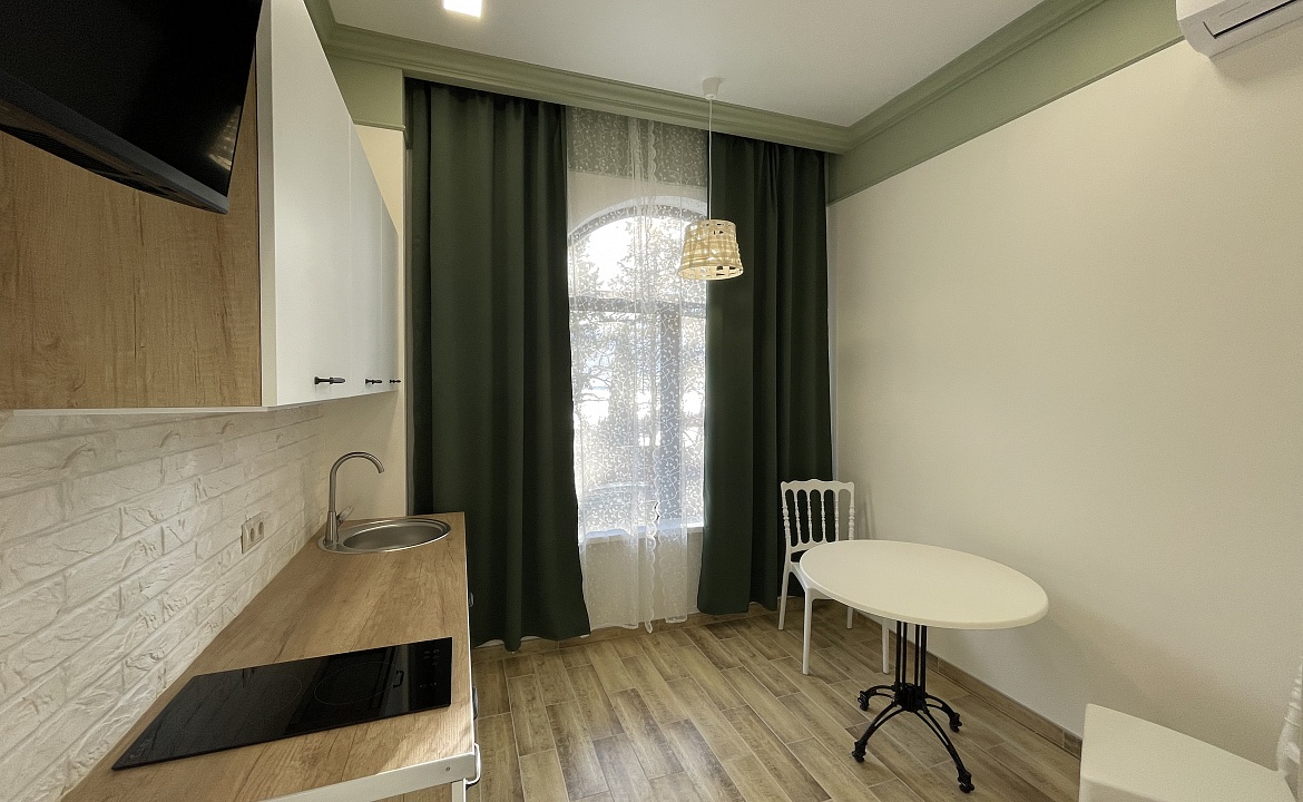 Апартамент для 2 гостей. Квартира в многоквартирном доме Апартамент-студия. Ливадия