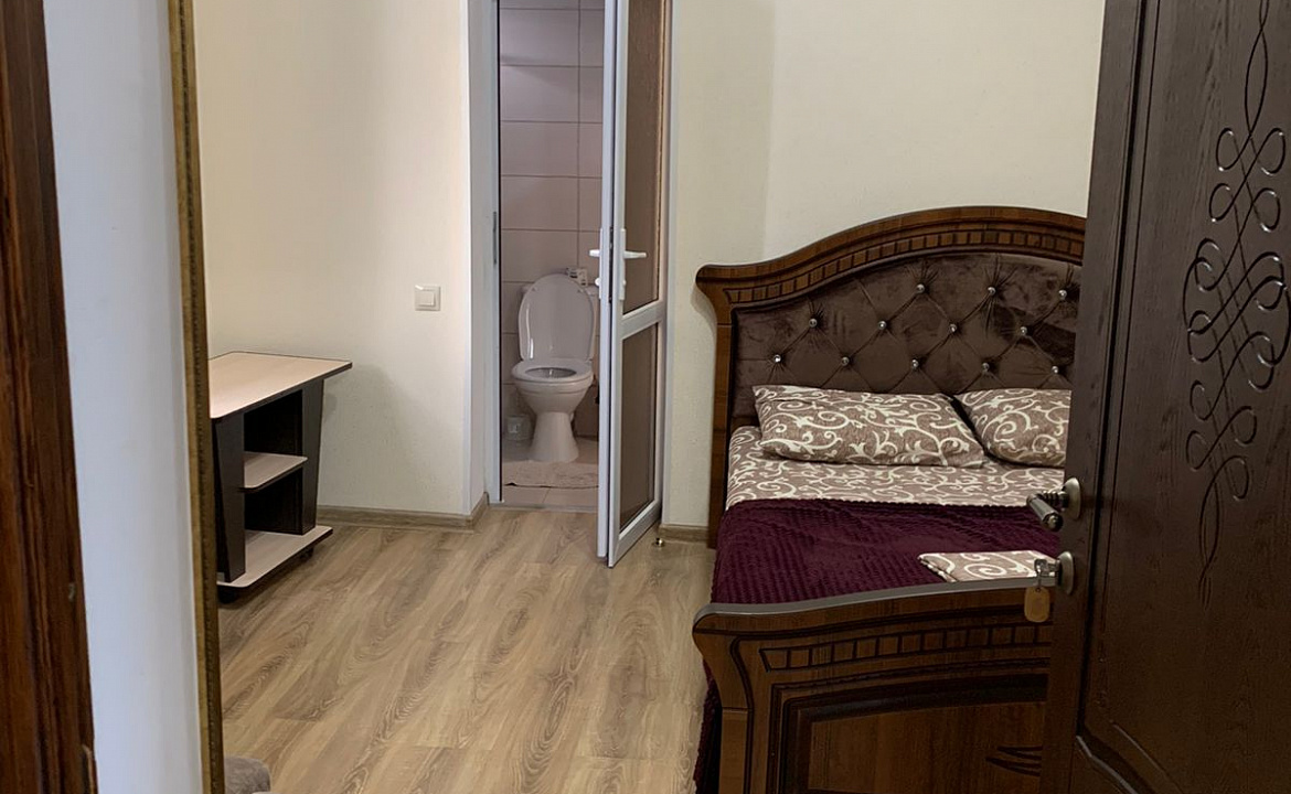 Люкс с 1 спальней. Гостевой дом ЭЙВА. Пицунда