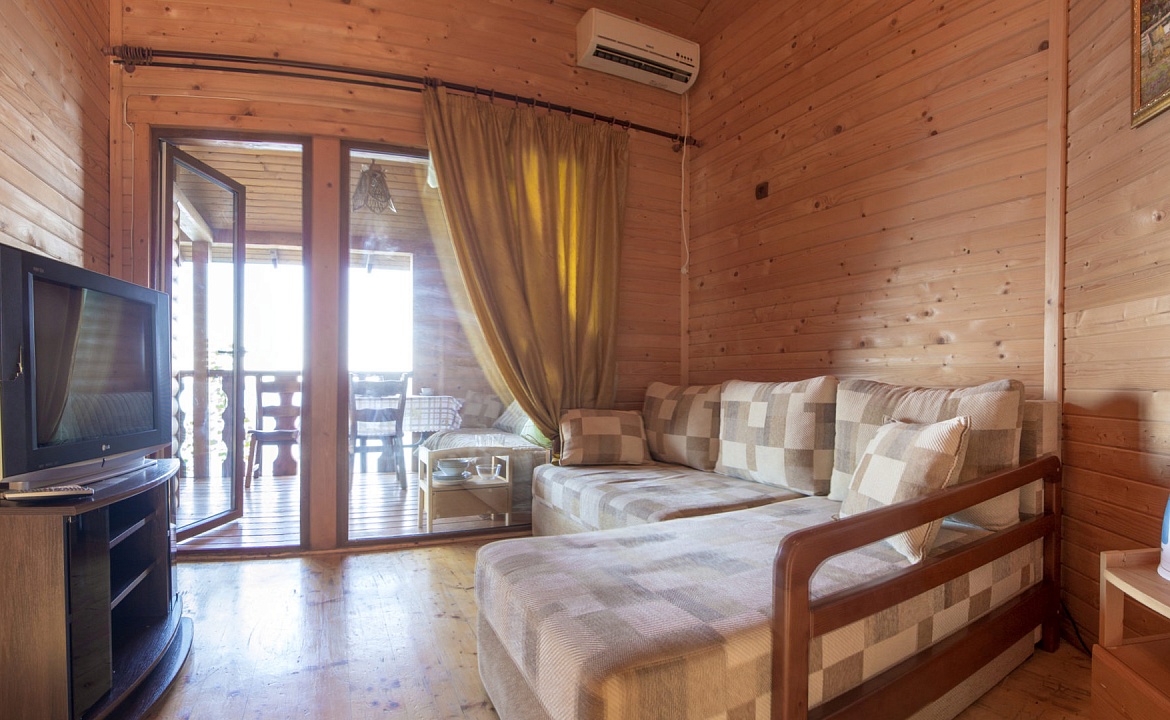 Двухкомнатный люкс в срубе №3. Отель "Кучук-Ламбат". Бондаренково