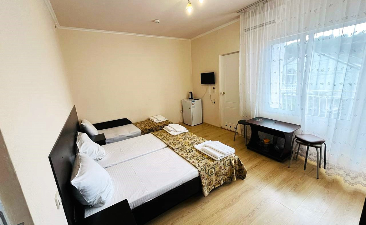 Стандарт трёхместный с доп. местом и балконом. Отель "Гермес" . Вардане Стандарт трёхместный с доп. местом и балконом. Отель "Гермес" . Вардане