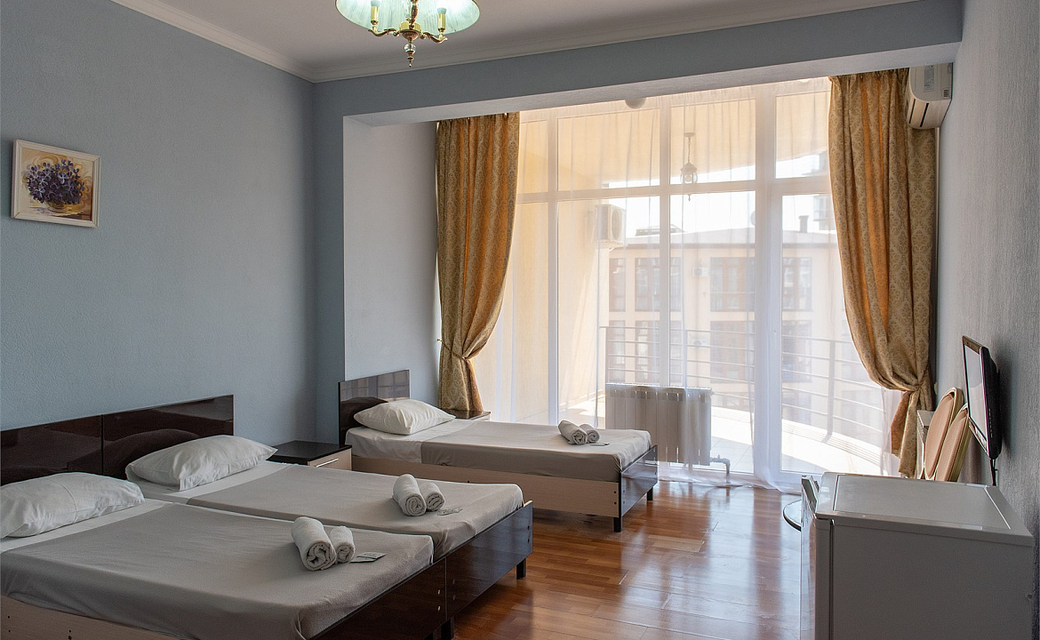 Трехместный номер с балконом и видом на бассейн. Отель "Ниагара Фоллс". Сочи