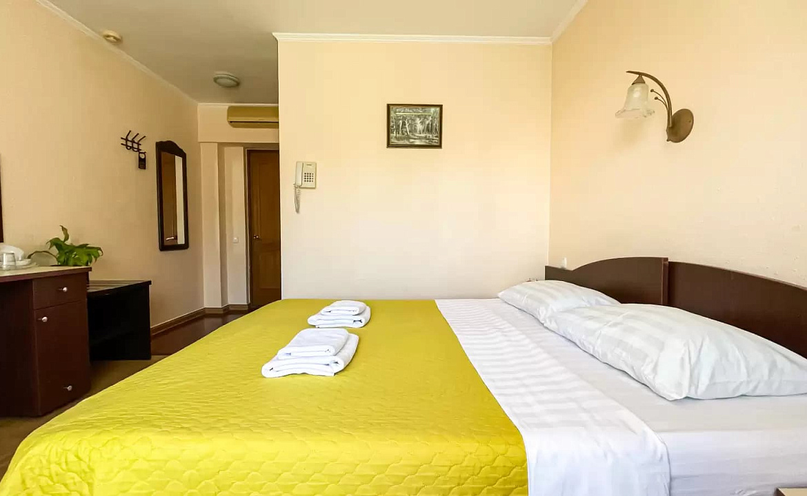 2-х местный полулюкс с двухспальной кроватью. Мини-отель "Ардо". Анапа