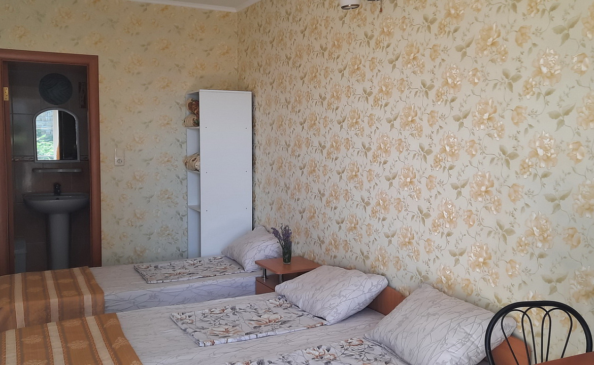 3-х мест номер Комфорт с Кондиционером. Гостевой дом "Лавандина". Севастополь