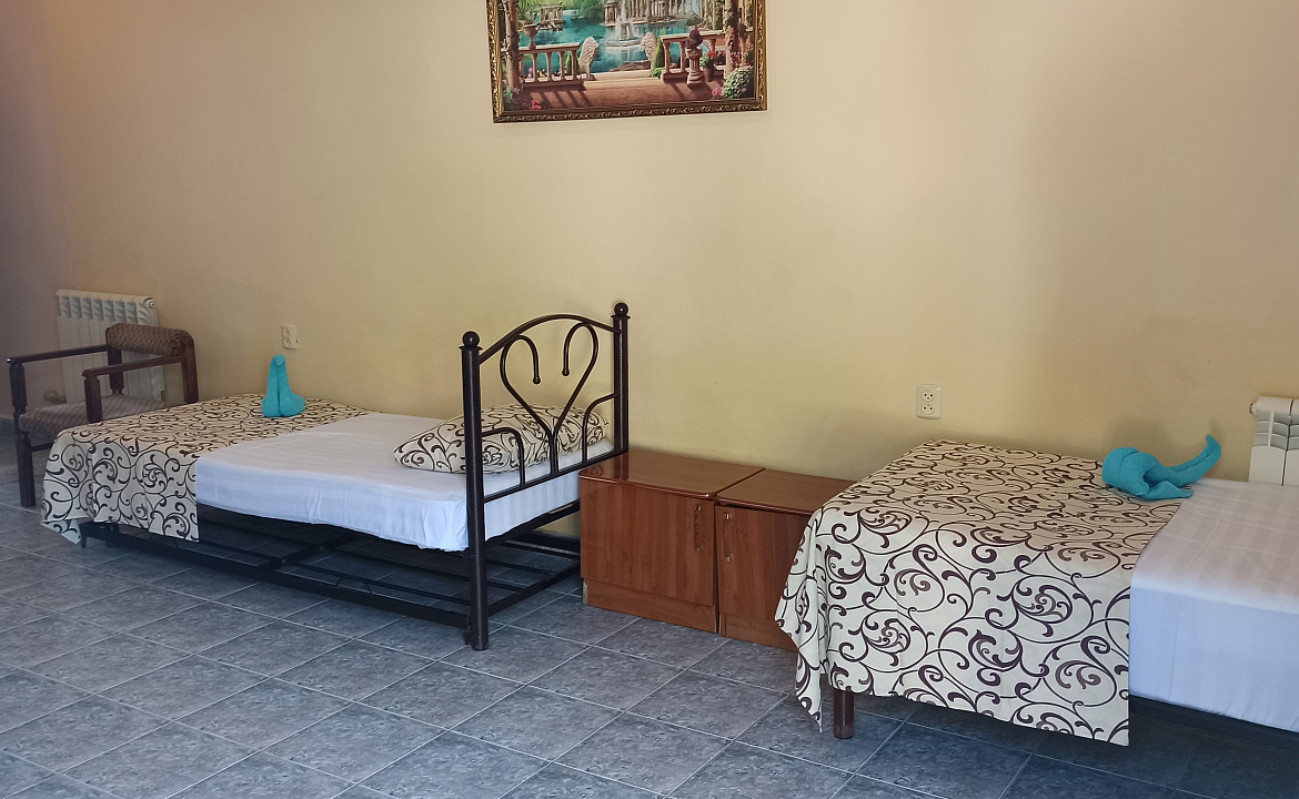 Семейный 5-ти местный номер стандарт. Гостевой дом Белые скалы. Лазаревское