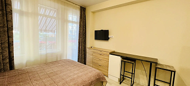 Квартира в многоквартирном доме Светлая студия у моря с террасой