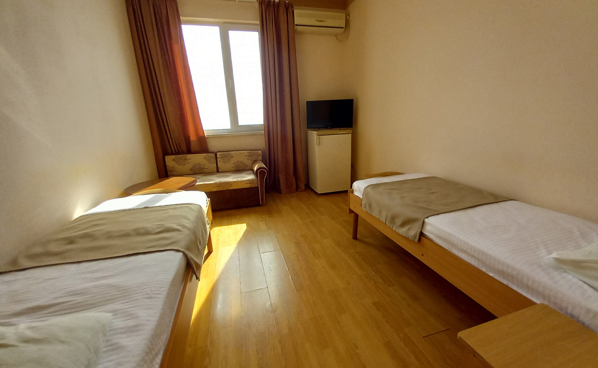 Стандартный двухместный номер с 2 отдельными кроватями и видом на горы. Гостиница Тёплый берег. Лоо