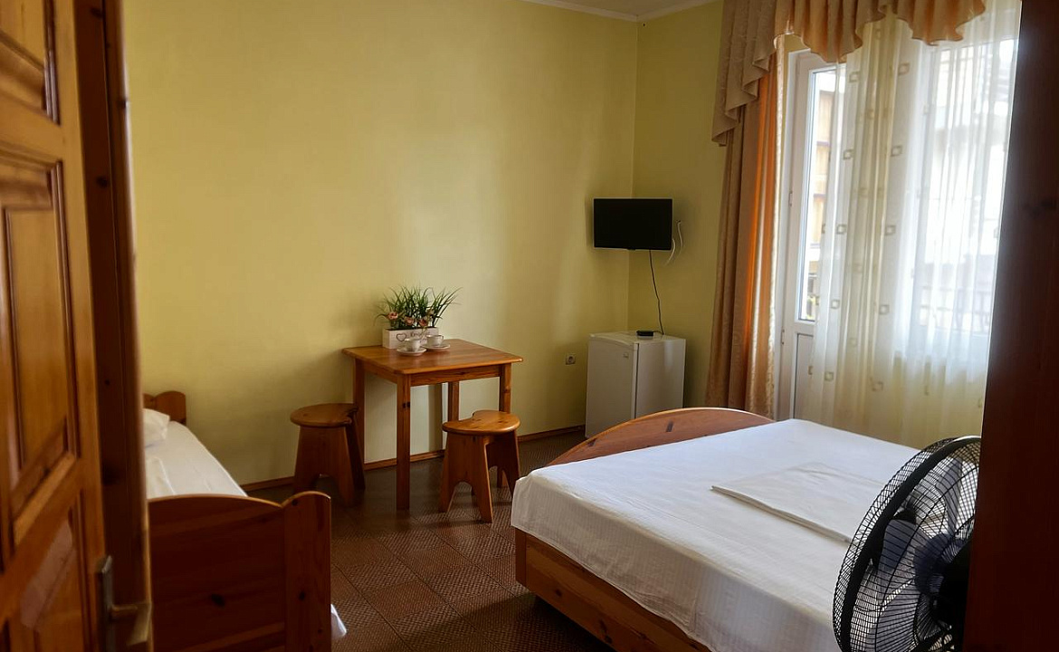 Трёхместный номер с двуспальной кроватью и односпальной кроватью. Гостевой дом Эксклюзив. Вардане