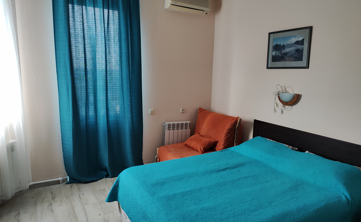 стандарт двухместный вид на город. Гостиница Адмирал. Анапа