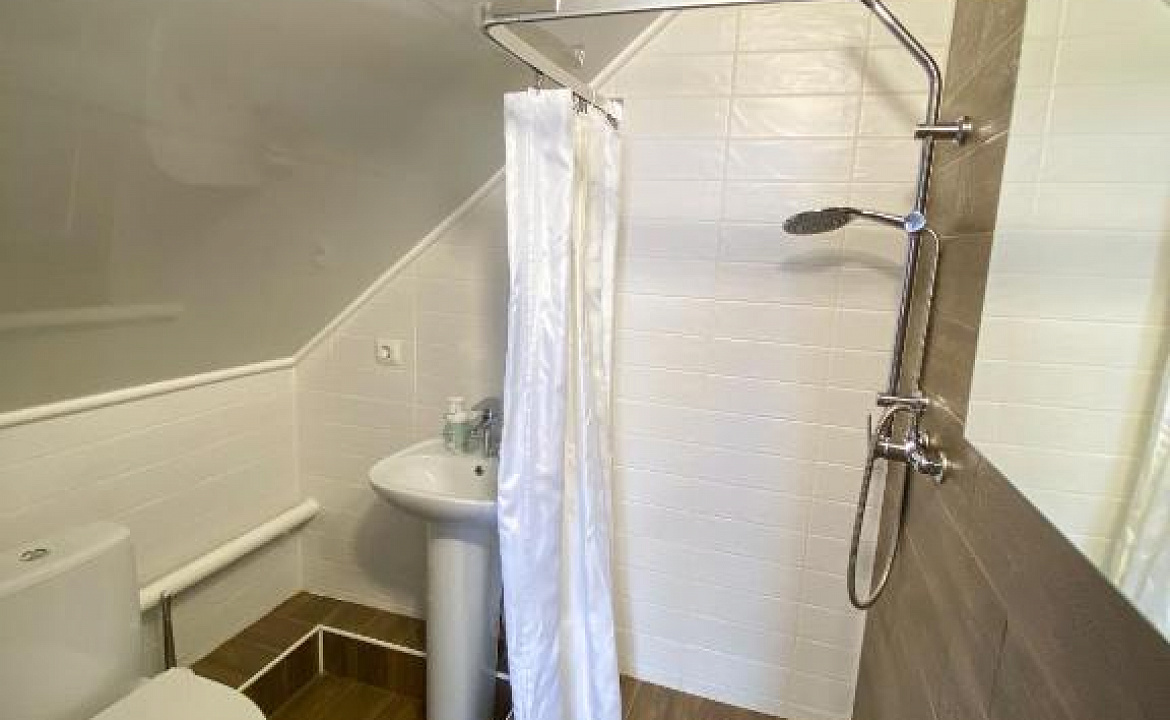 Трехместная комната на третьем этаже 7. Гостевой дом GreenWall. Анапа