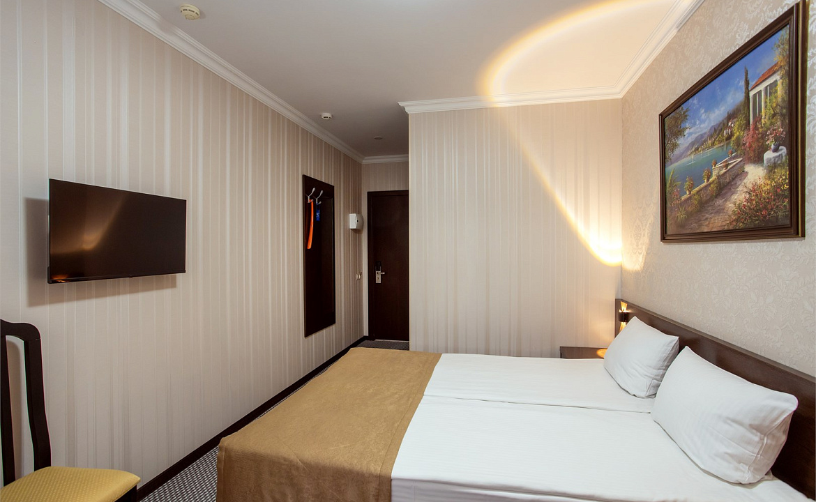 Стандарт с двуспальной кроватью. Отель «Фаворит». Геленджик