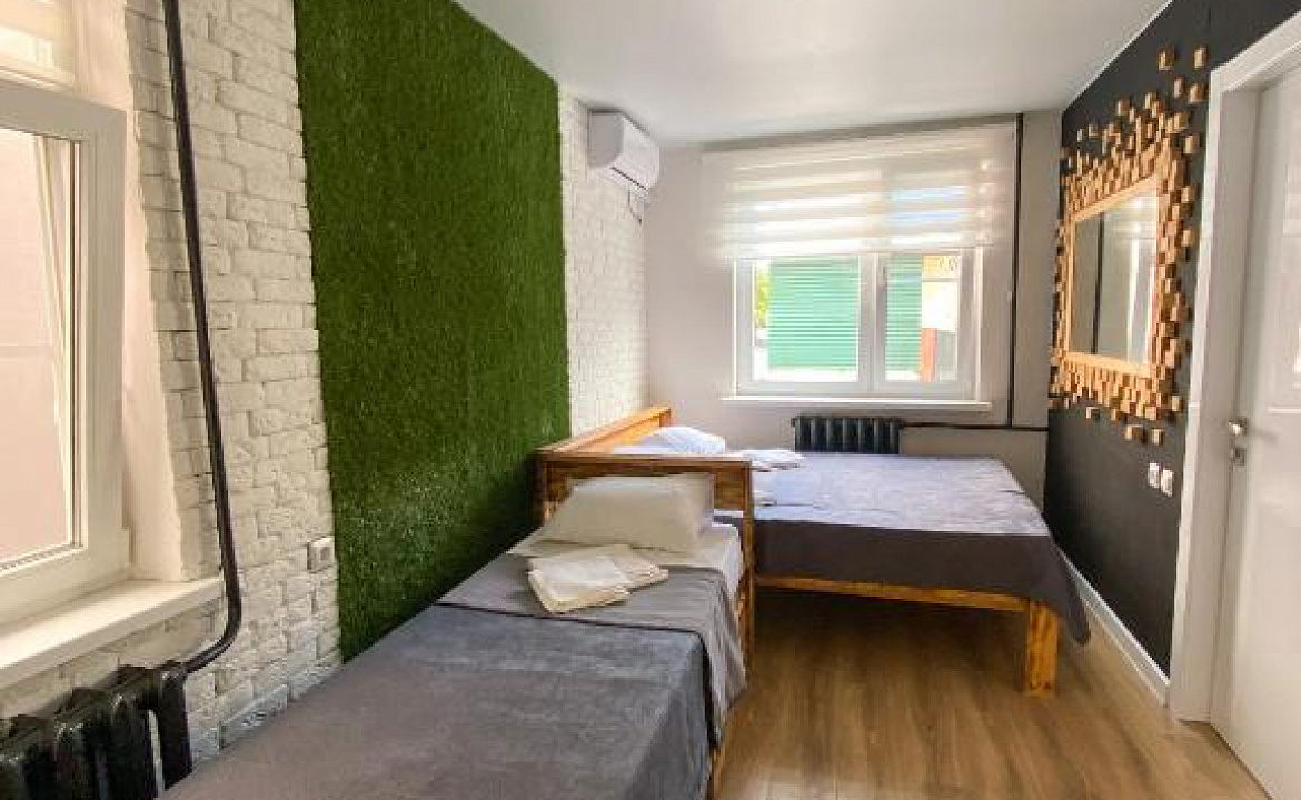 Трехместная комната на втором этаже 2. Гостевой дом GreenWall. Анапа