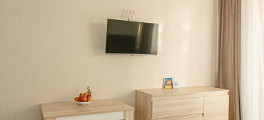 Светлая студия с видом на морской закат