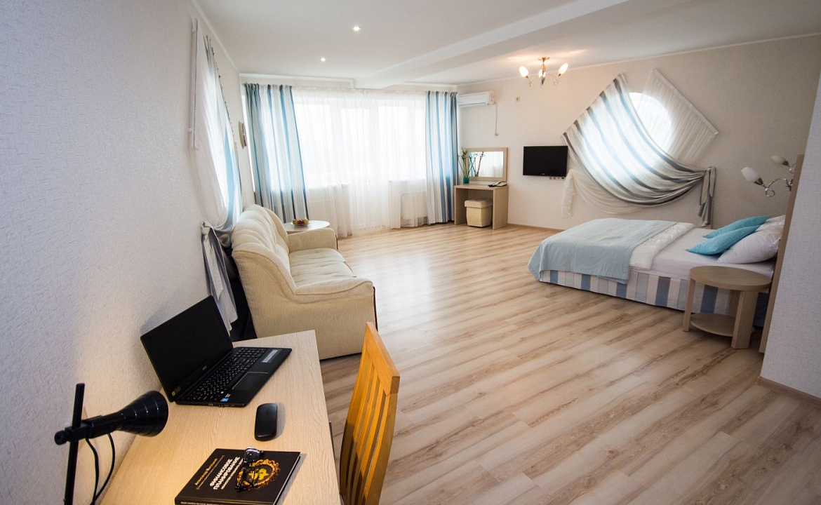 Студия с видом на море 3-местная. Отель Робинзон. Анапа