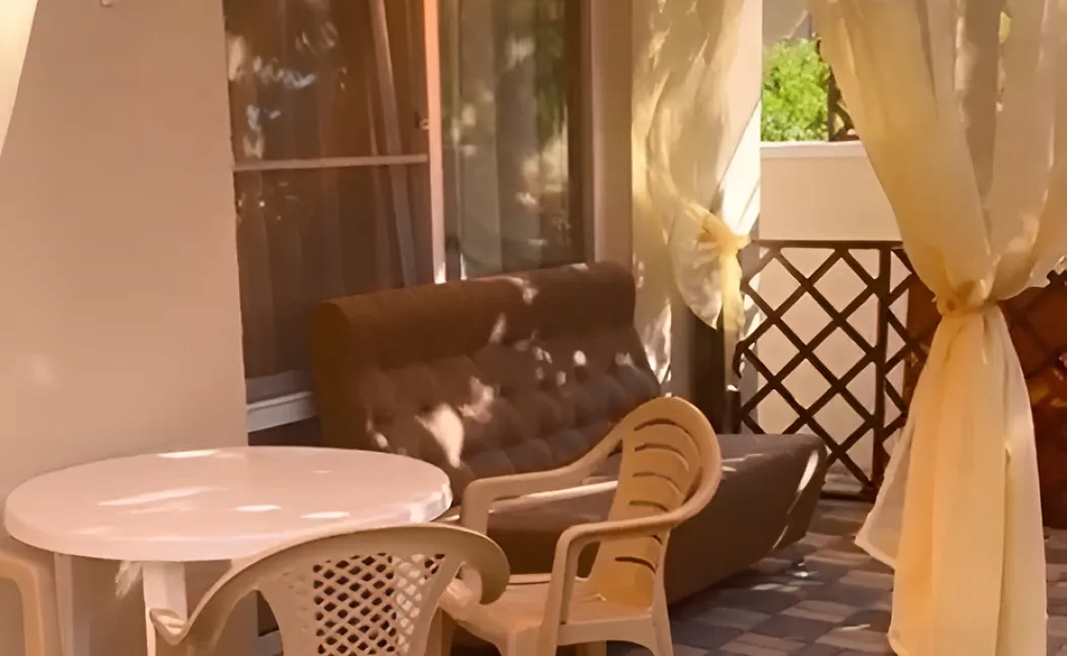   Апартаменты на 4-х человек с собственным двориком. Гостевой дом "МЕЛИС". Дивноморское