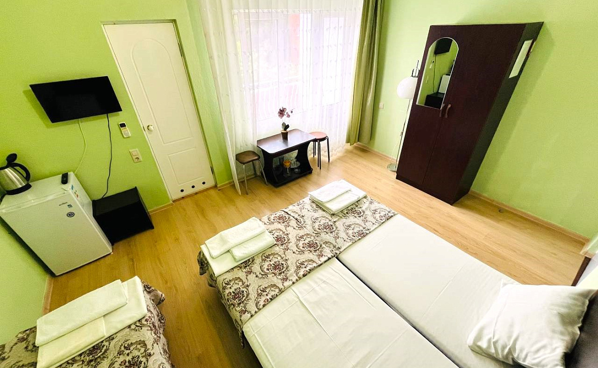 Стандарт трёхместный с доп. местом и балконом. Отель "Гермес" . Вардане Стандарт трёхместный с доп. местом и балконом. Отель "Гермес" . Вардане