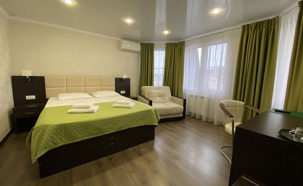 Улучшенный трехместный номер с 1 кроватью или 2 отдельными кроватями и креслом-кроватью. Отель BLUE MARINE HOTEL. Адлер