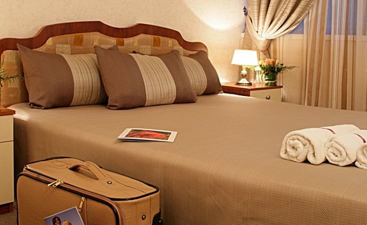 Номер «Junior suite» (Полулюкс). Гостевой комплекс «Golden Family». Алушта