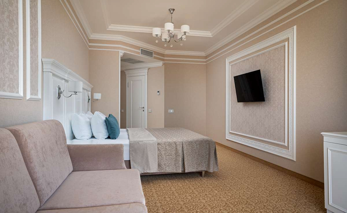 Однокомнатный двухместный номер «Джуниор сюит». Семейный отель Династия. Геленджик