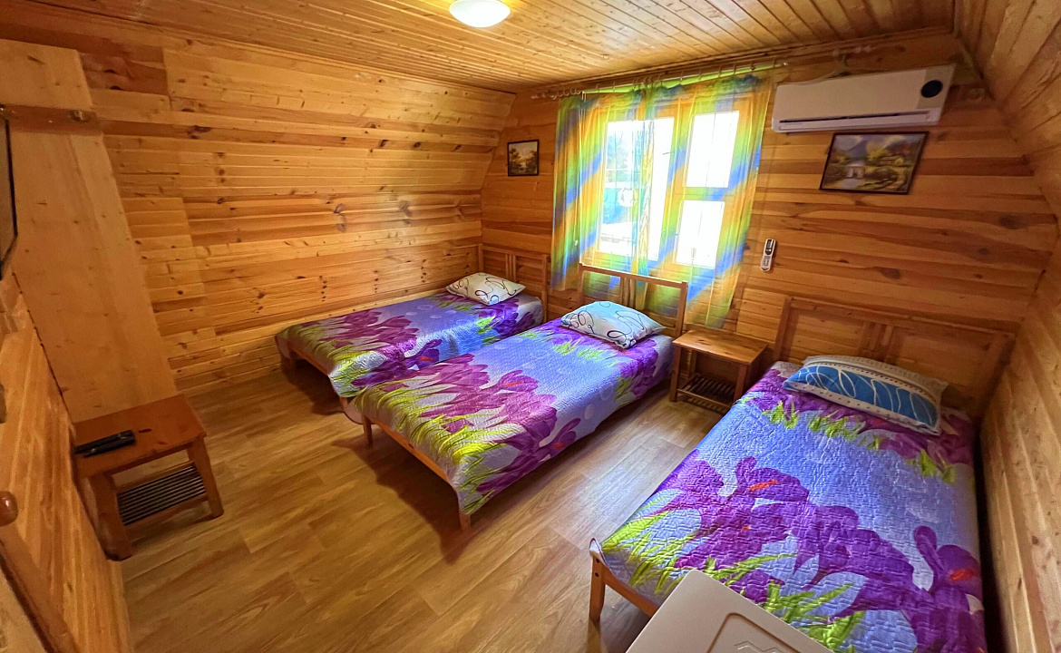 Трехместный номер «ЭКОНОМ». Гостевой комплекс «Солнышно». Кабардинка