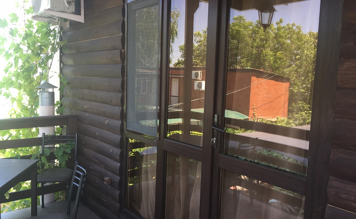 Четырехместный «Люкс» с балконом. Гостевой дом на Комарова 17. Витязево