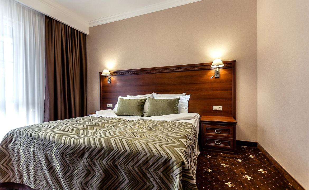 Стандарт с большой кроватью и французским балконом. Отель «Южные Ночи». Кабардинка