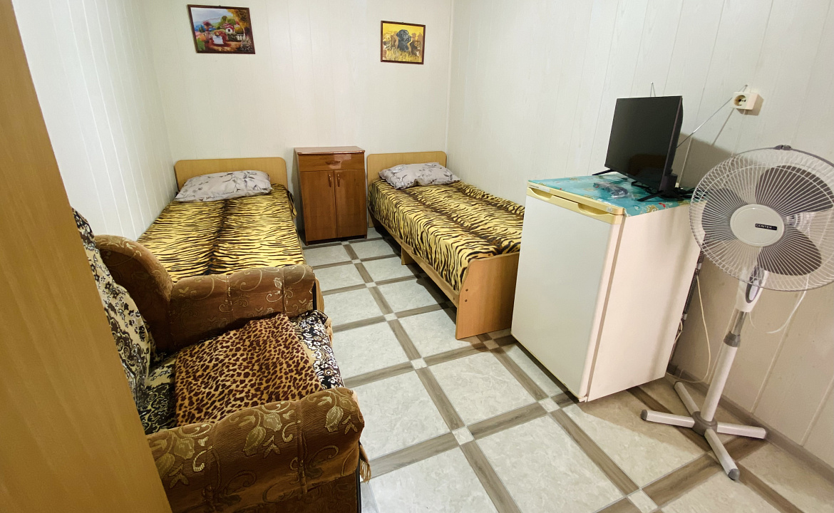 Трёхместный номер «Эконом» класса. Частный сектор Анастасия на Айвазовского 7. Лазаревское