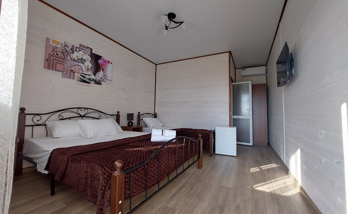 Комфорт с видом на сад. Гостевой дом ЛЕТО. Пицунда