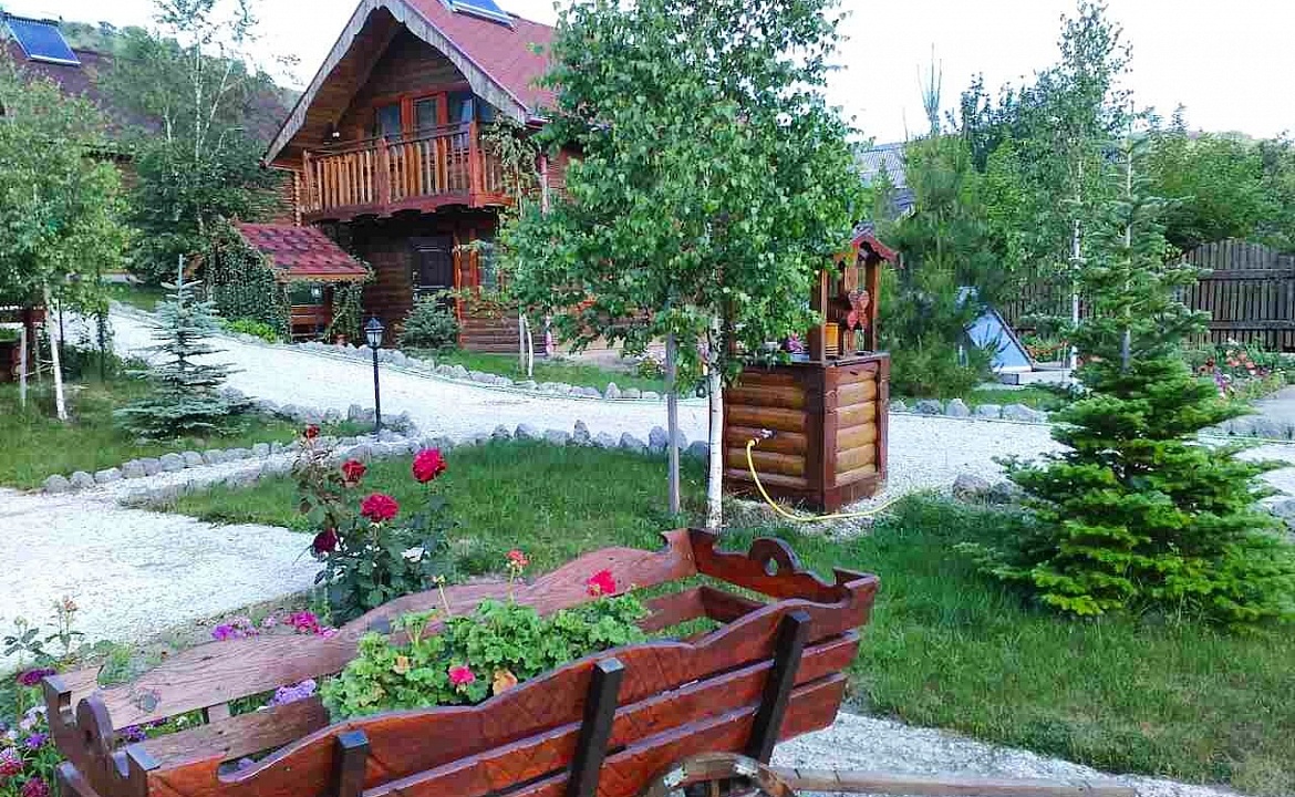 Двухэтажный деревянный коттедж категории 