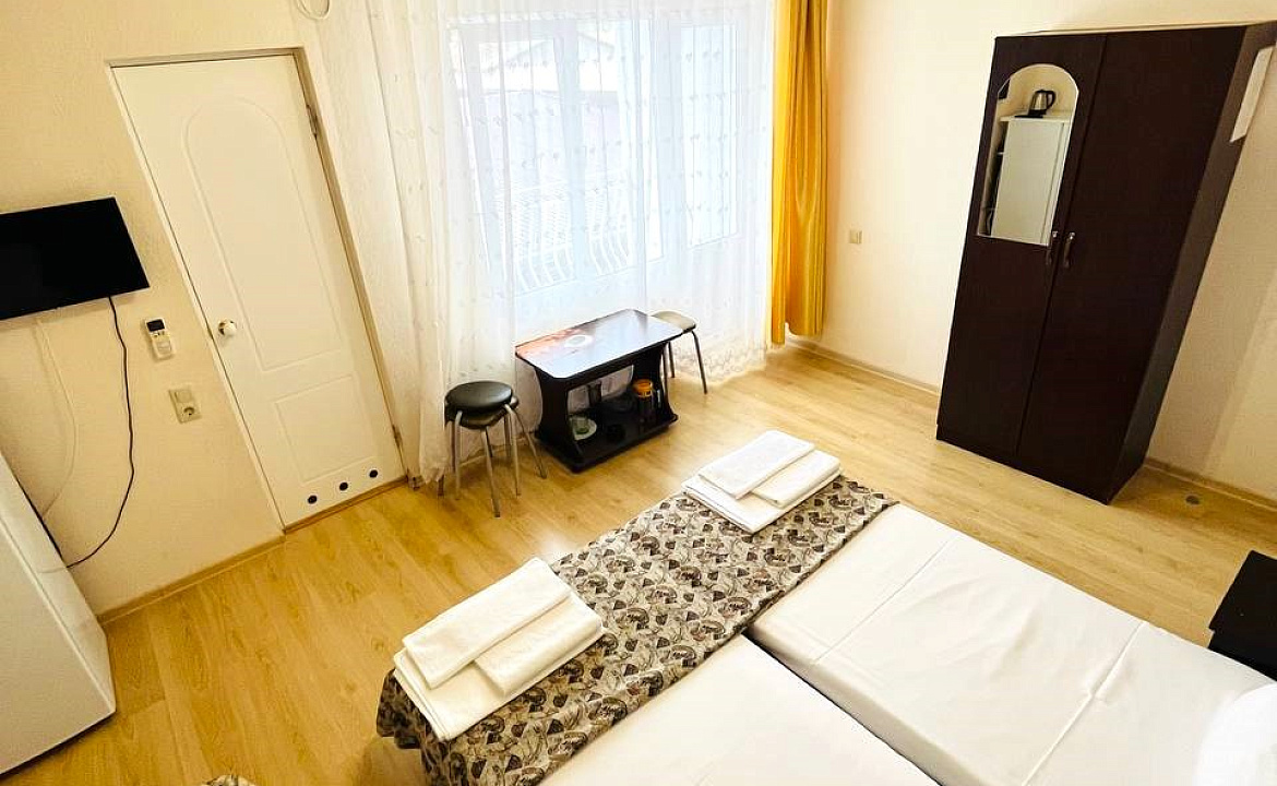 Стандарт трёхместный с доп. местом и балконом. Отель "Гермес" . Вардане Стандарт трёхместный с доп. местом и балконом. Отель "Гермес" . Вардане