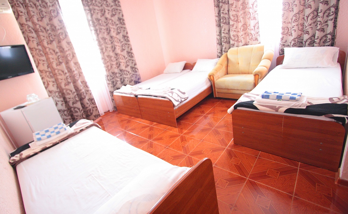 Люкс однокомнатный 4-х местный с балконом. Гостевой дом «ZIRIDIS». Витязево Люкс однокомнатный 4-х местный с балконом. Гостевой дом «ZIRIDIS». Витязево