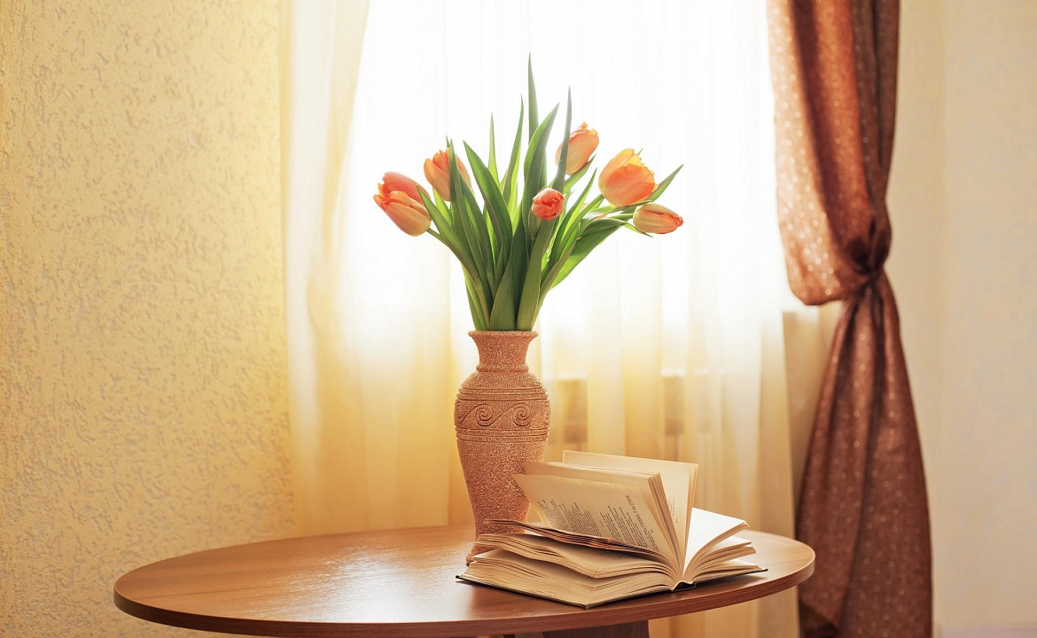 Четырехместный номер с балконом «Де люкс/De Luxe». Гостевой дом  Vega. Заозерное Четырехместный номер с балконом «Де люкс/De Luxe». Гостевой дом  Vega. Заозерное