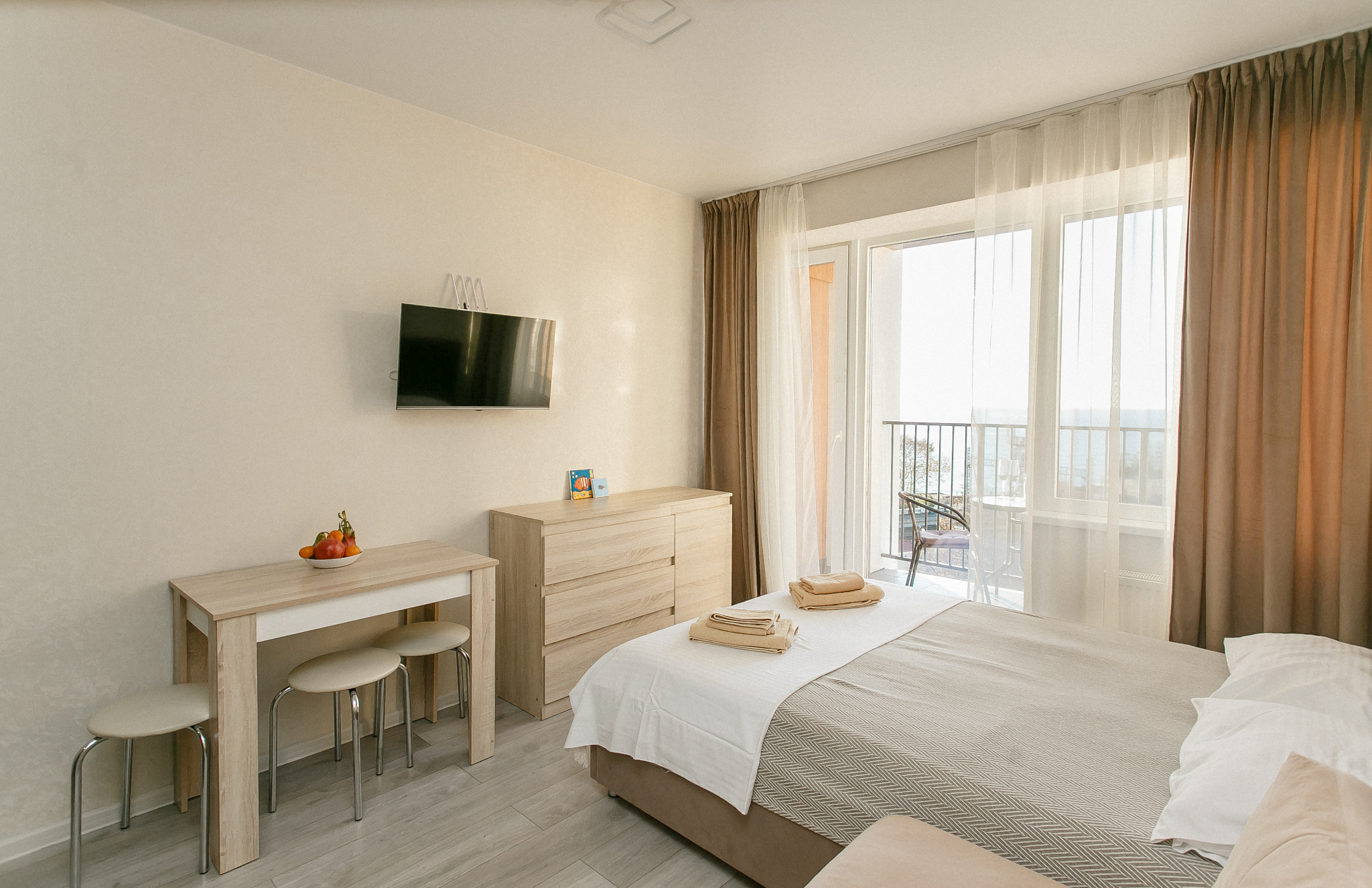 . Светлая студия с видом на морской закат. Дагомыс