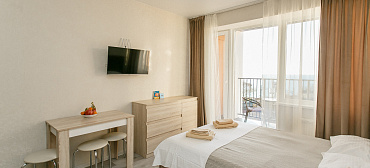 Светлая студия с видом на морской закат