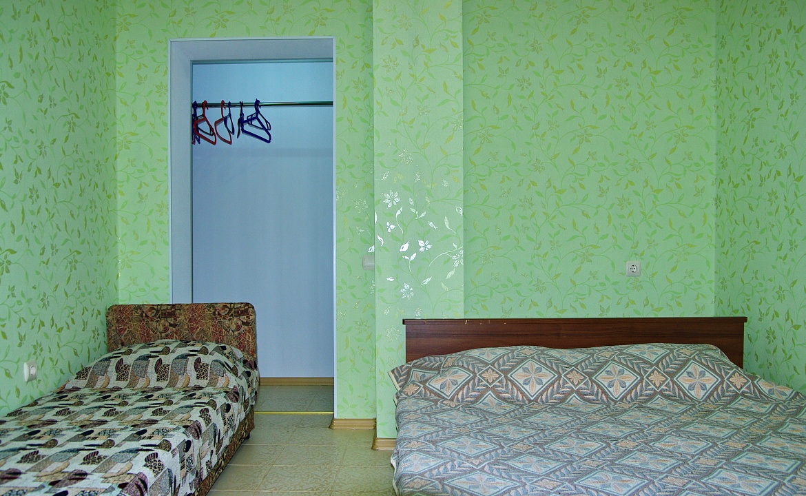 Трехместный с двуспальной и односпальной кроватями и гардеробной. Частный сектор Гостевой дом "У Галины".. Феодосия