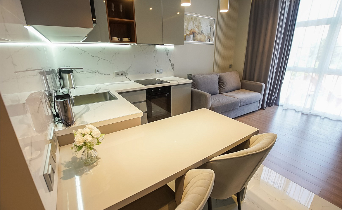 Люкс с отдельной спальней и балконом. Гостиница "The White Residence". Сочи