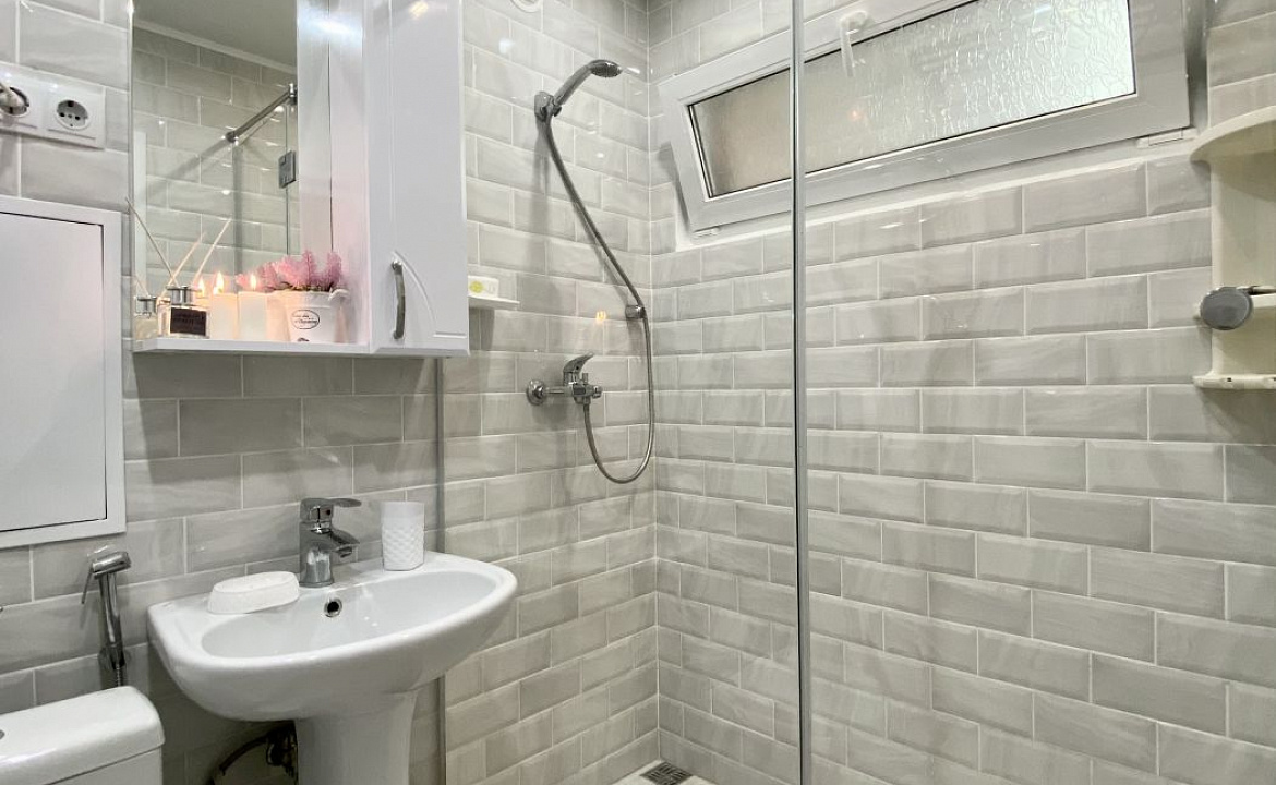 Квартира с великолепным видом на Горы и Море. Квартира в многоквартирном доме C видом на Горы и Море на Дмитриевой 56. Сочи