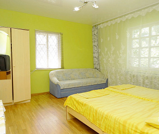 Четырехместная комната эконом 2й этаж. Частный сектор Жилье у моря. 