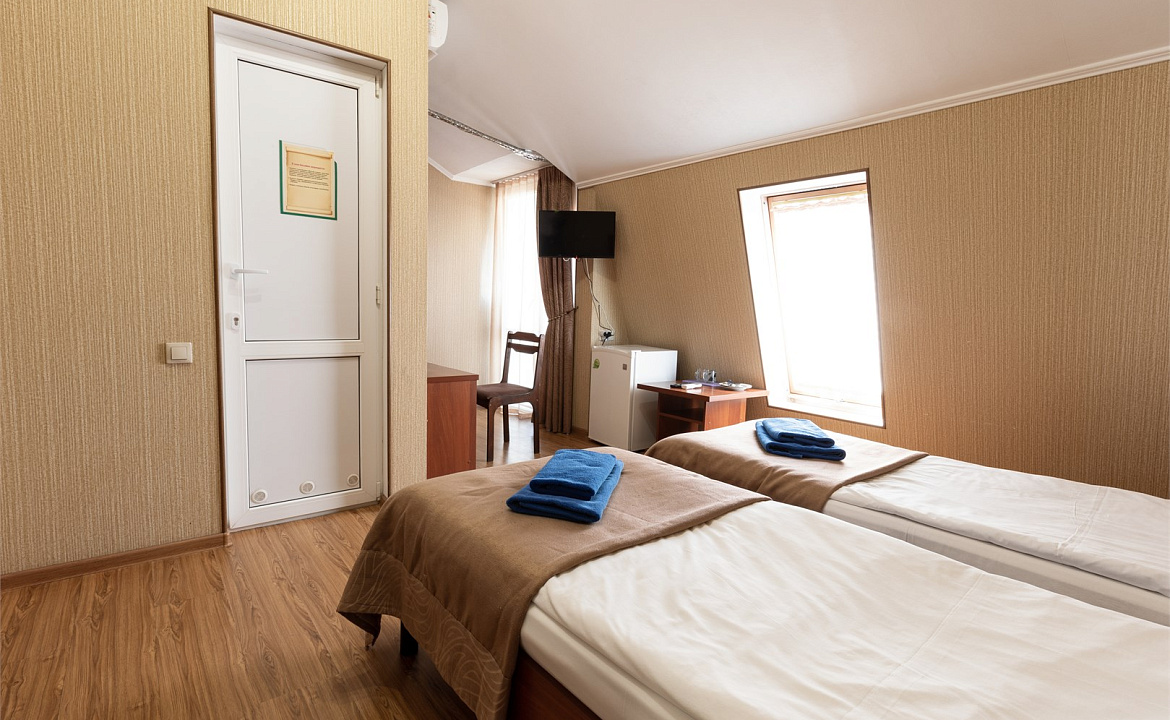 Молодежный номер с видом на ул. Ленина. Гостевой дом Сиар. Адлер