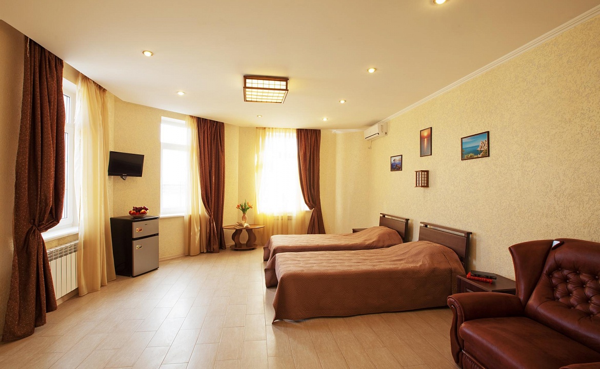 Четырехместный номер с балконом «Де люкс/De Luxe». Гостевой дом  Vega. Заозерное Четырехместный номер с балконом «Де люкс/De Luxe». Гостевой дом  Vega. Заозерное