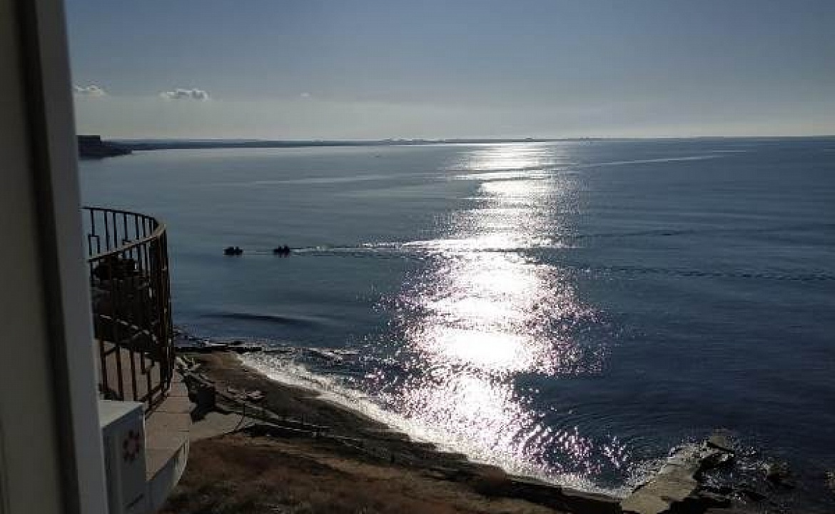 Апартаменты (1-комнатная квартира - студия). Квартира в многоквартирном доме "Апартаменты у моря". Севастополь