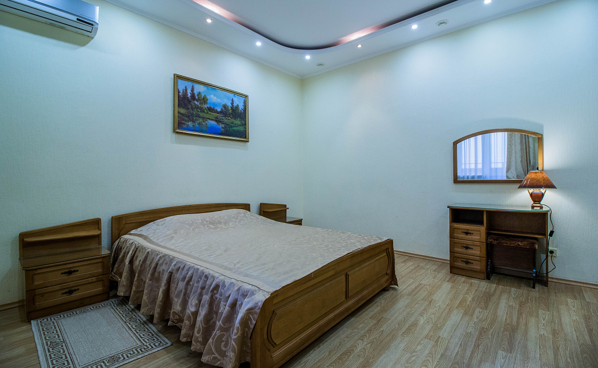 Четырехместный номер-комфорт с двуспальной кроватью и диваном-кроватью. Отель "Москва". Геленджик