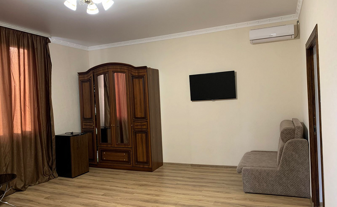 Люкс с 1 спальней. Гостевой дом ЭЙВА. Пицунда