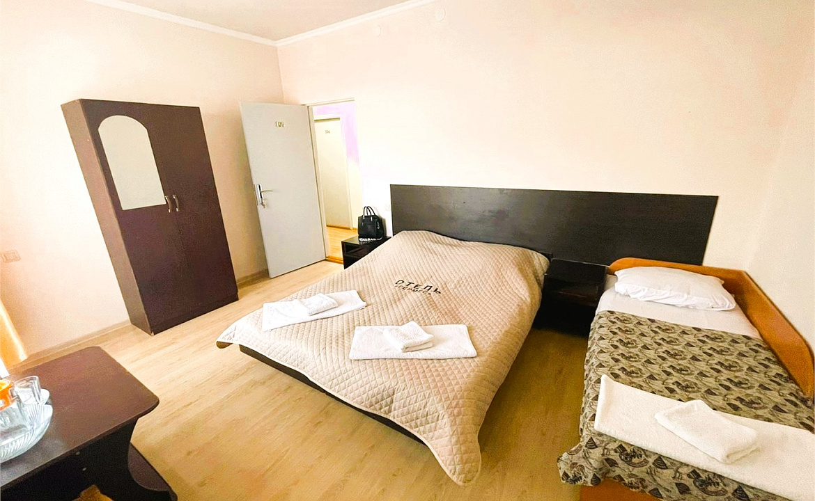 Стандарт трёхместный с доп. местом и балконом. Отель "Гермес" . Вардане Стандарт трёхместный с доп. местом и балконом. Отель "Гермес" . Вардане