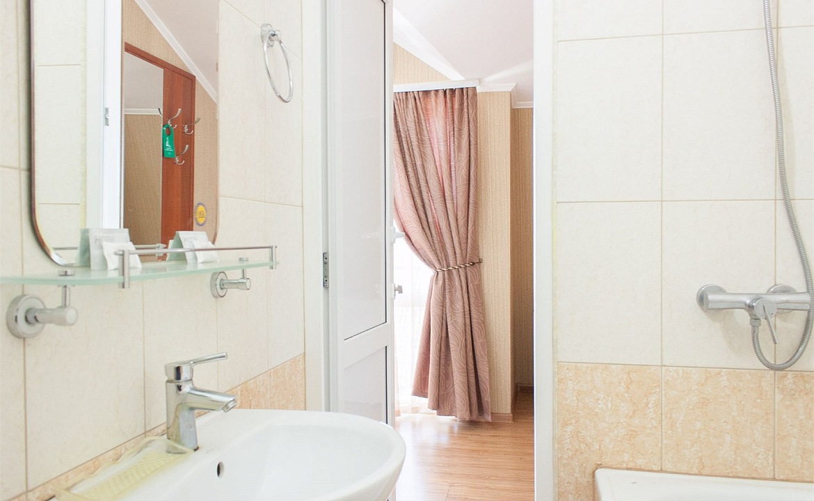 Молодежный номер с видом на ул. Ленина. Гостевой дом Сиар. Адлер