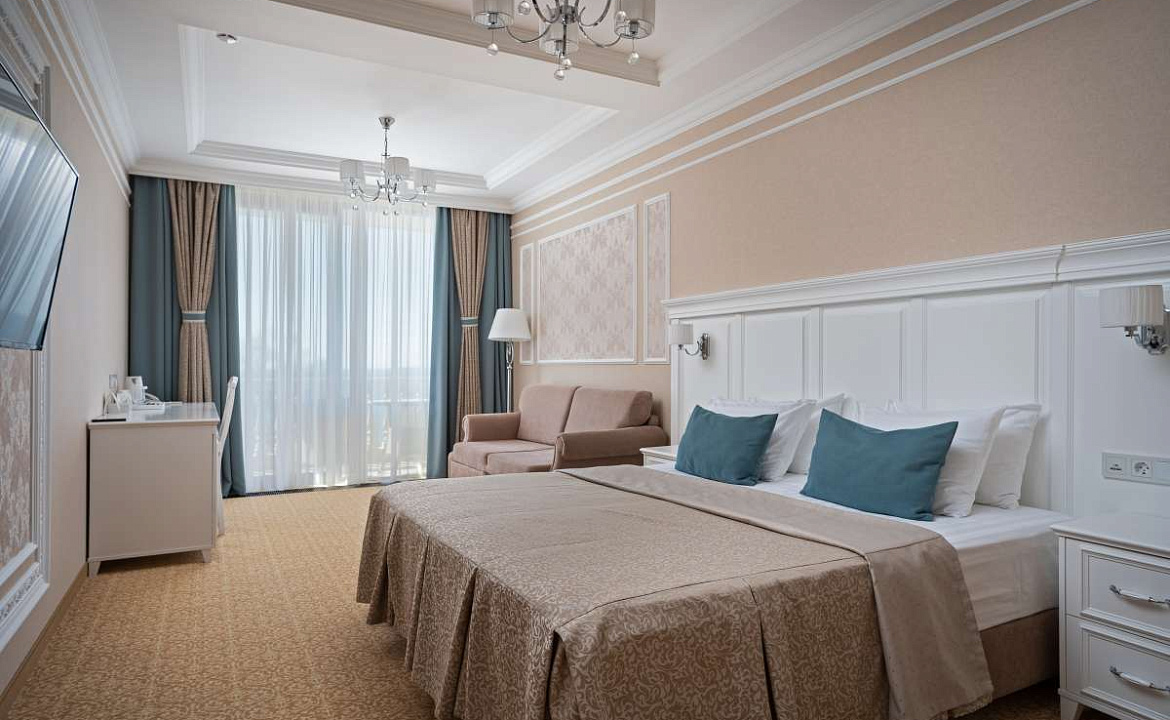 Однокомнатный двухместный номер «Джуниор сюит». Семейный отель Династия. Геленджик