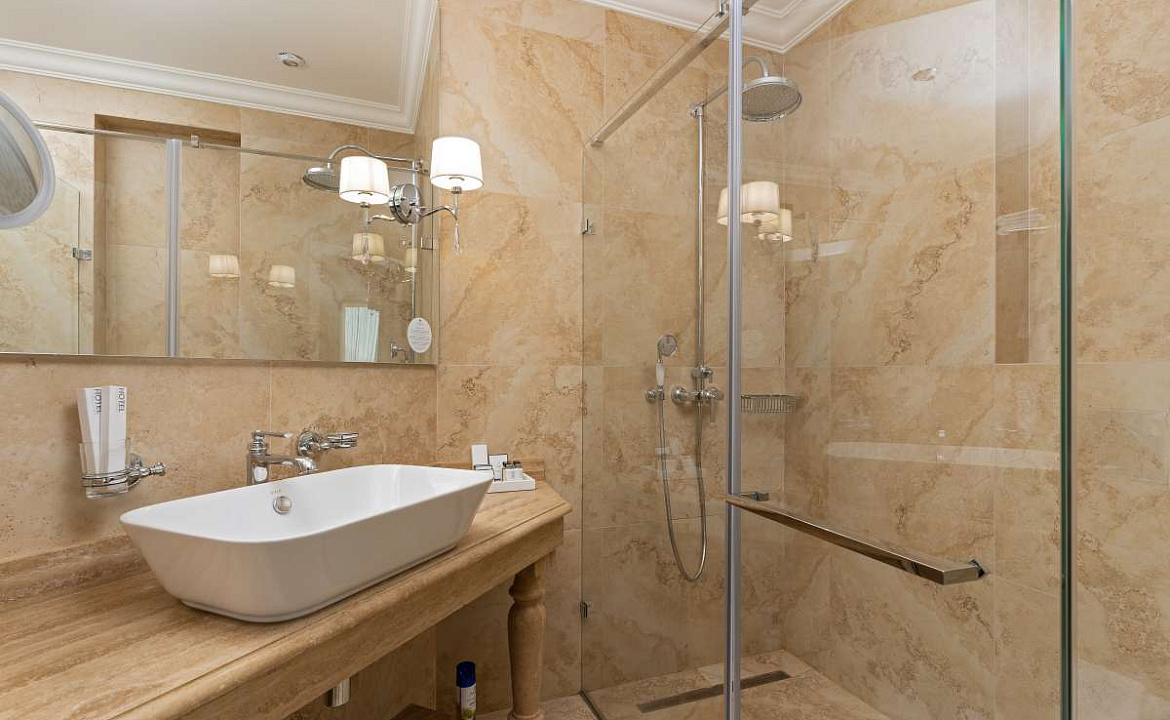 Однокомнатный двухместный номер «Джуниор сюит». Семейный отель Династия. Геленджик