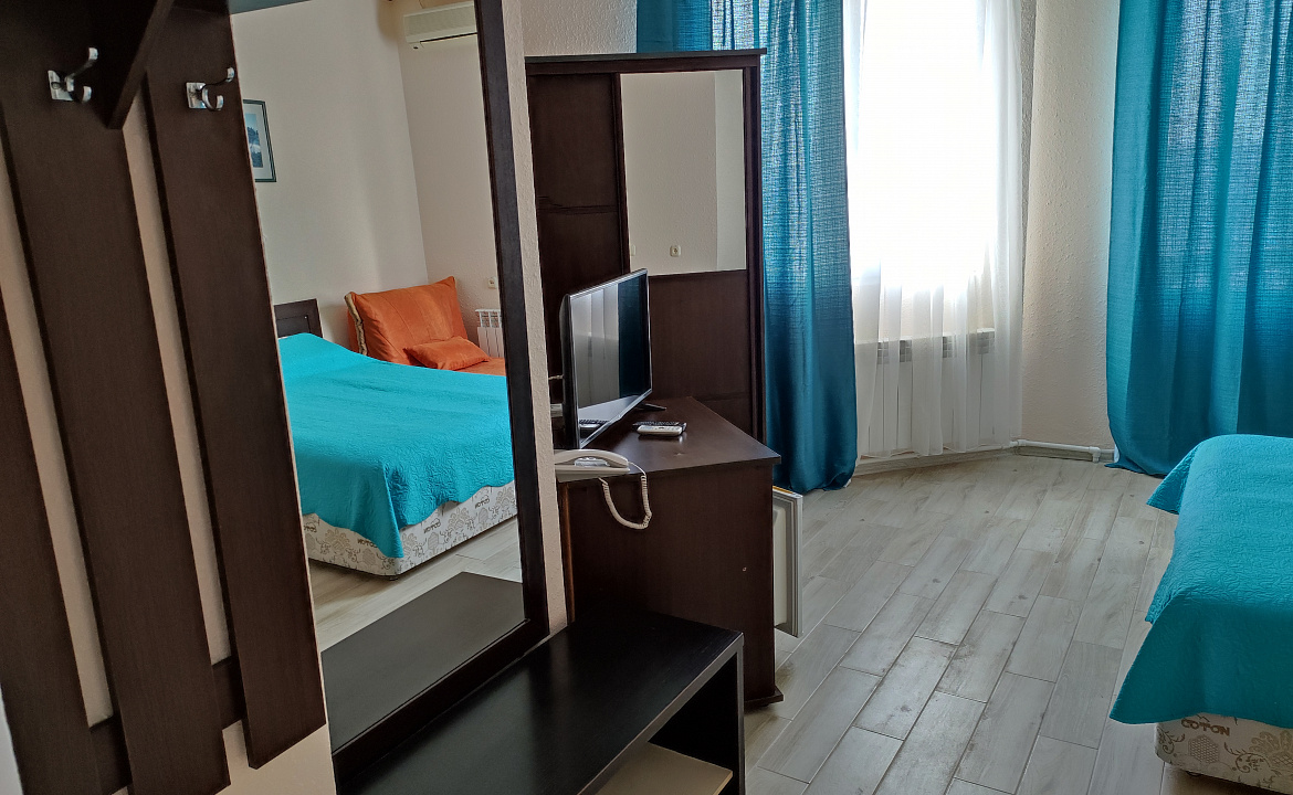 стандарт двухместный вид на город. Гостиница Адмирал. Анапа