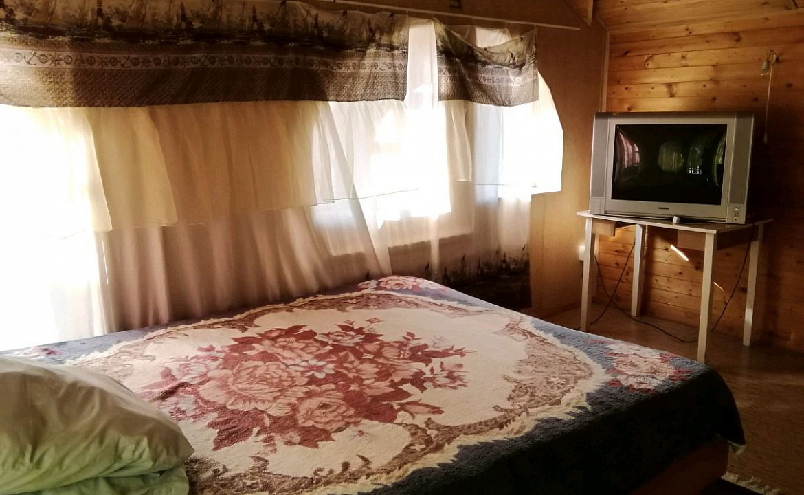 Комната 14 м² в 4-к, 1/1 эт.. Квартира в многоквартирном доме Комната 14 м² в 4-к, 1/1 эт.. Ейск